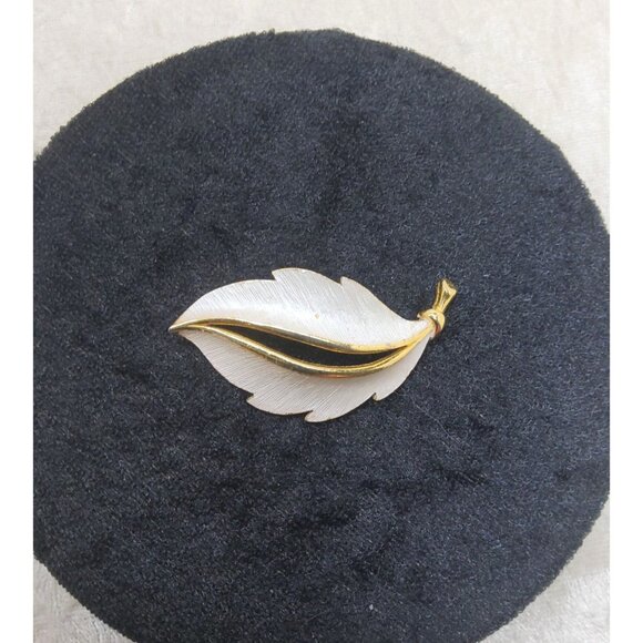 Vintag Signed JJ Gold-Tone and White Enamel Feather Leaf Brooch Pin - Picture 1 of 6